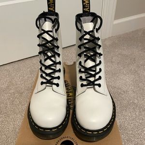 Like New Condition Women’s White Dr. Martens